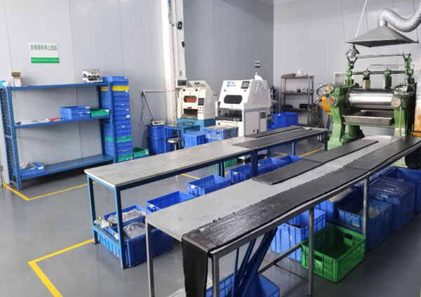 橡膠開(kāi)煉車(chē)間